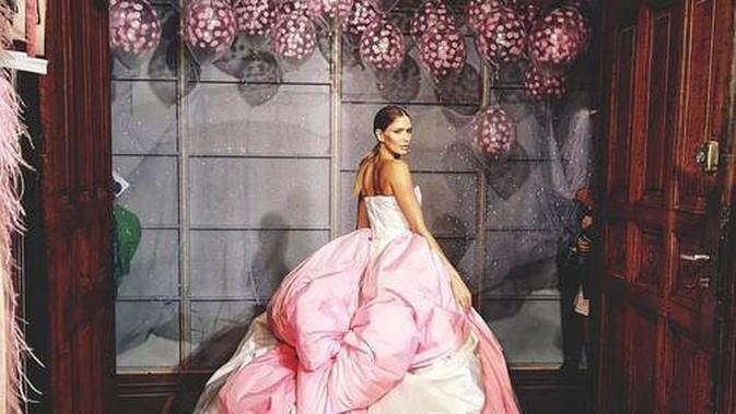 baju pengantin dengan balon helium (Foto: Instagram @celiakritharioti)