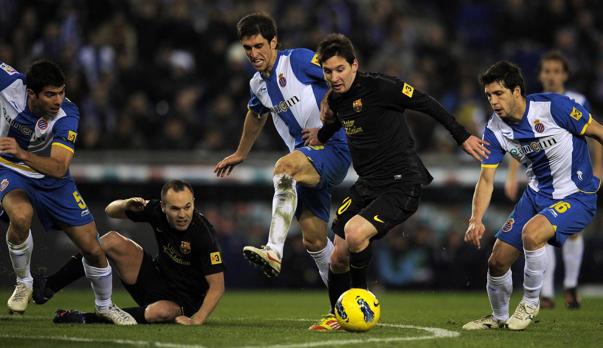 Pemain Espanyol, Jordi Amat (kiri), berusaha menghadang laju dari pemain Barcelona, Lionel Messi, dalam pertandingan lanjutan La Liga 2011/2012 yang berlangsung di stadion Cornella-El Prat , Minggu (8/1/2012). (AFP/Lluis Gene)