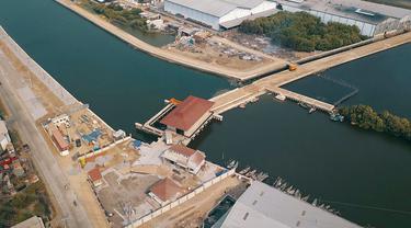 Pembangunan Bendung Gerak di Kanal Banjir Barat untuk pengendalian banjir di Kota Semarang, Jawa Tengah. (Foto Kementerian PUPR)
