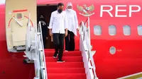 Presiden Jokowi, Iriana, dan rombongan tiba di Pangkalan TNI AU Adisutjipto Kabupaten Sleman dan langsung menuju Gedung Agung, Istana Kepresidenan Yogyakarta untuk beristirahat, Jumat (8/10/2021). (Biro Pers Sekretariat Presiden)