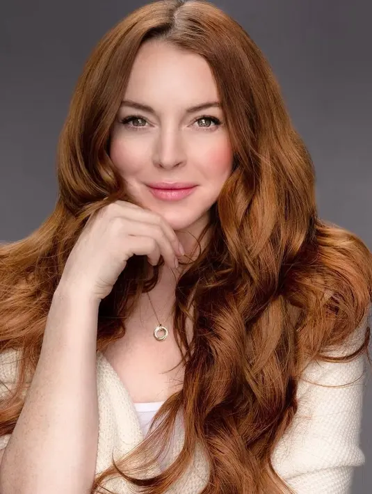 Gaya penampilan Lindsay Lohan sendiri baik saat santai ataupun jalani pemotretan kerap banjir pujian netizen. Rambut bervolume serta risan wajah sederhana ini disebut-sebut oleh netizen membuatnya semakin menawan. (Liputan6.com/IG/@lindsaylohan)