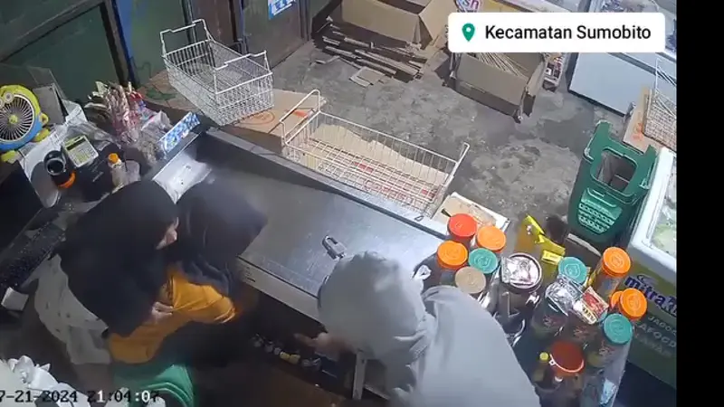 Perampokan toko di Jombang terekam CCTV dan viral di medsos. (Istimewa)