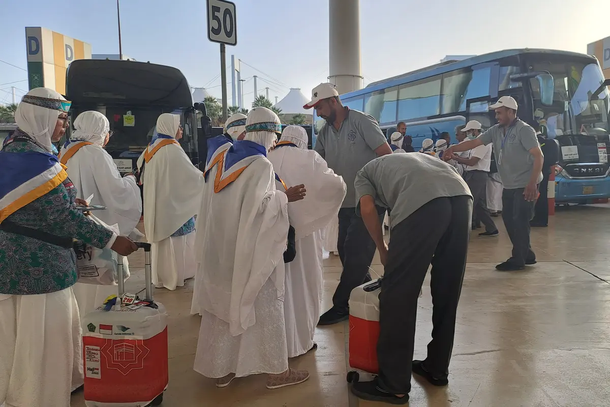 Jemaah haji Indonesia mengantre menaiki bus untuk diantar menuju pemondokan di Makkah.