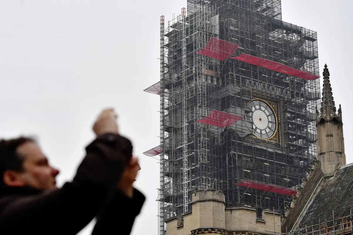 Pemandangan Ketika Jarum Jam di Big Ben London Menghilang
