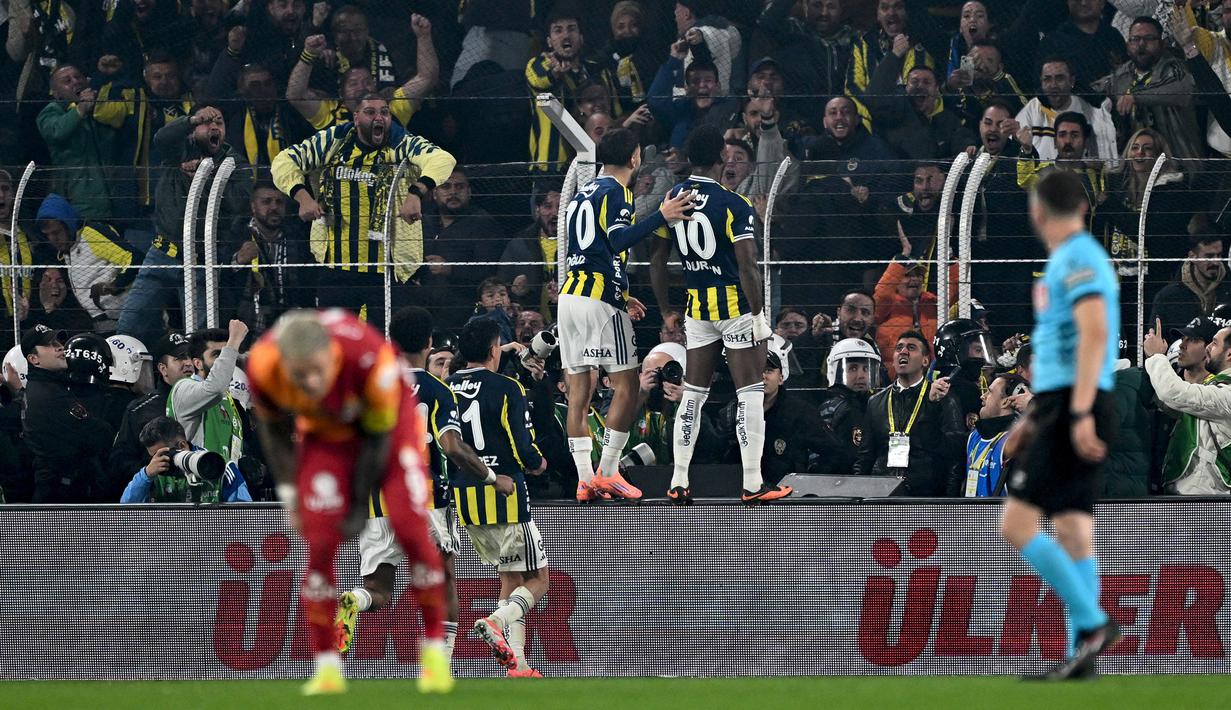 Pemain Fenerbahce, John Duran (tengah kanan) merayakan gol penyeimbang 1-1 ke gawang Galatasaray dalam laga lanjutan Liga Super Turki 2025/2026 di Chobani Stadium, Istanbul, Turki, Senin (01/12/2025) waktu setempat. (AP Photo/Khalil Hamra)