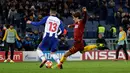 Gelandang AS Roma Nicolo Zaniolo (kanan) menendang bola saat menghadapi FC Porto pada babak 16 besar Liga Champions di Stadion Olimpico, Roma, Italia, Selasa (12/2). Nicolo berhasil mencetak dua gol. (AP Photo/Andrew Medichini)