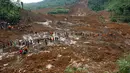 Suasana proses pencarian dan evakuasi korban tanah longsor di Dusun Jemblung, Desa Sampang, Kecamatan Karangkobar, Banjarnegara, Jateng, Sabtu (13/12/2014). (Antara Foto/Idhad Zakaria) 