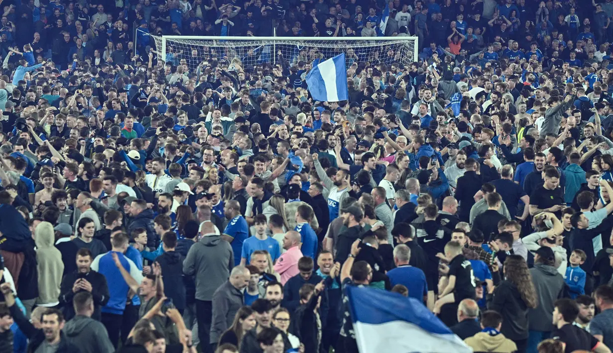 Suporter Everton menyerbu lapangan untuk merayakan akhir pertandingan Liga Inggris antara Everton dan Crystal Palace di Goodison Park di Liverpool, Inggris, 19 Mei 2022. Everton berhasil menang lewat come back dramatis 3-2 dan keluar dari zona degradasi Liga Inggris. (AFP/Oli Scarff)