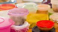 5 Tips Ampuh Bersihkan Tempat Makan Plastik dari Noda dan Bau Membandel