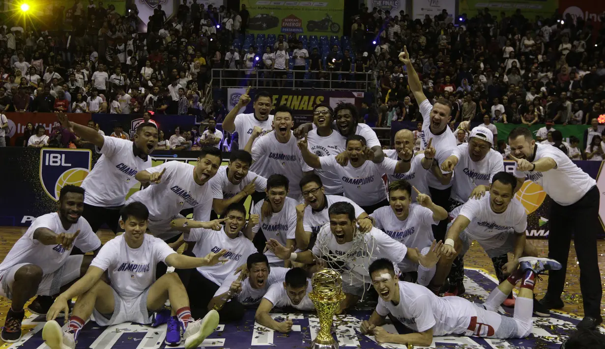 Pebasket Stapac Jakarta merayakan gelar juara usai mengalahkan Satria Muda Jakarta pada laga final IBL 2019  di C-Tra Arena, Bandung, Sabtu (23/3). Stapac menang 74-56 atas Satria Muda. (Bola.com/M Iqbal Ichsan)