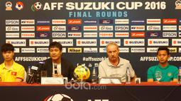 Pelatih Timnas Indonesia, Alfred Riedl (2kanan) dan Pelatih Vietnam Nguyen Huu (2kiri) saat mengikuti jumpa pers jelang leg kedua semifinal AFF Suzuki Cup 2016 di Vietnam, (06/12/2016). (Bola.com/Peksi Cahyo)