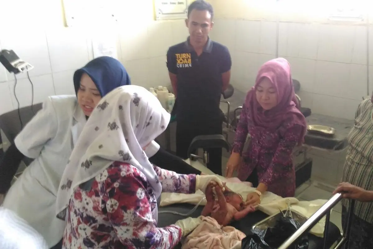 Bayi malang sudah dievakuasi ke puskesmas setempat (Liputan6.com/Nefri Inge)