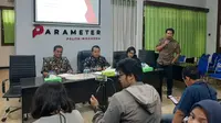 Direktur Eksekutif Parameter Politik Indonesia Adi Prayitno menyampakan paparan survei mengenai kinerja Presiden Jokowi selama lima tahun. (Liputan6.com/Yopi Makdori)
