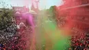 Umat Hindu India berdoa ketika mereka disemprot dengan bubuk berwarna di sebuah kuil selama perayaan Holi di Ahmedabad, Rabu (20/3). Festival Holi atau yang dikenal dengan Festival Warna menjadi ajang untuk saling berbagi cinta. (REUTERS/Amit Dave)