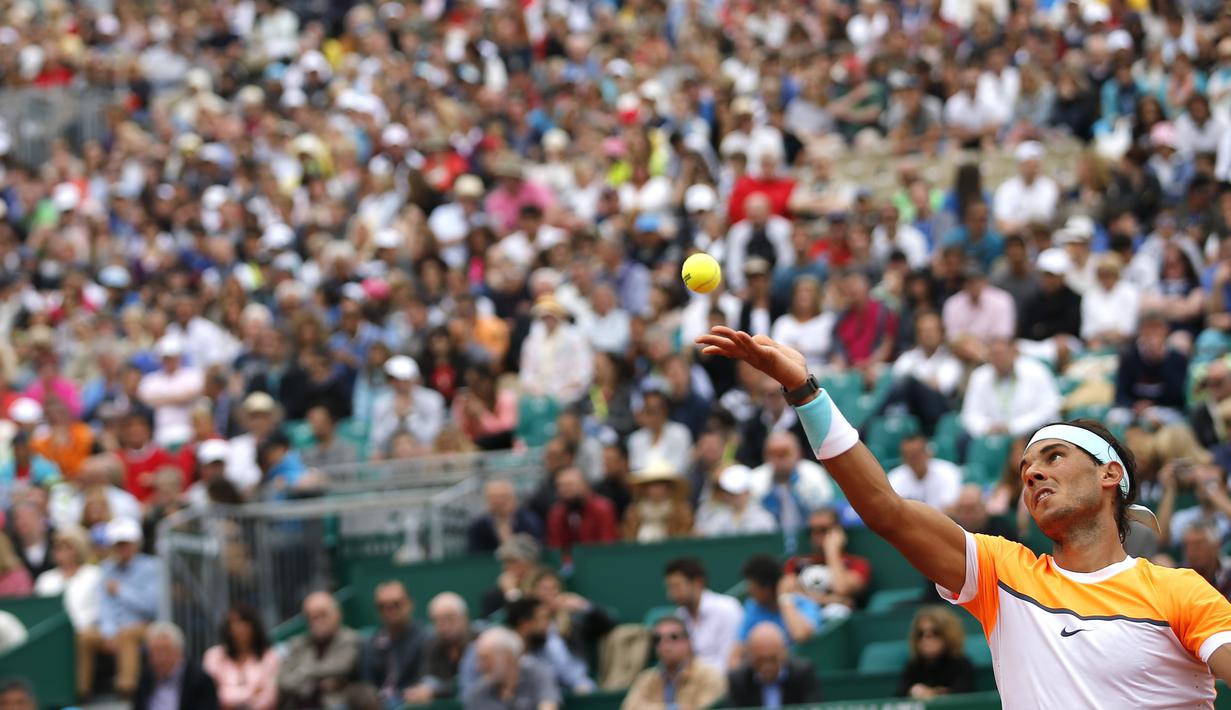 Rafael Nadal melakukan servis keras di Monte Carlo Masters (REUTERS/Eric Gaillard)