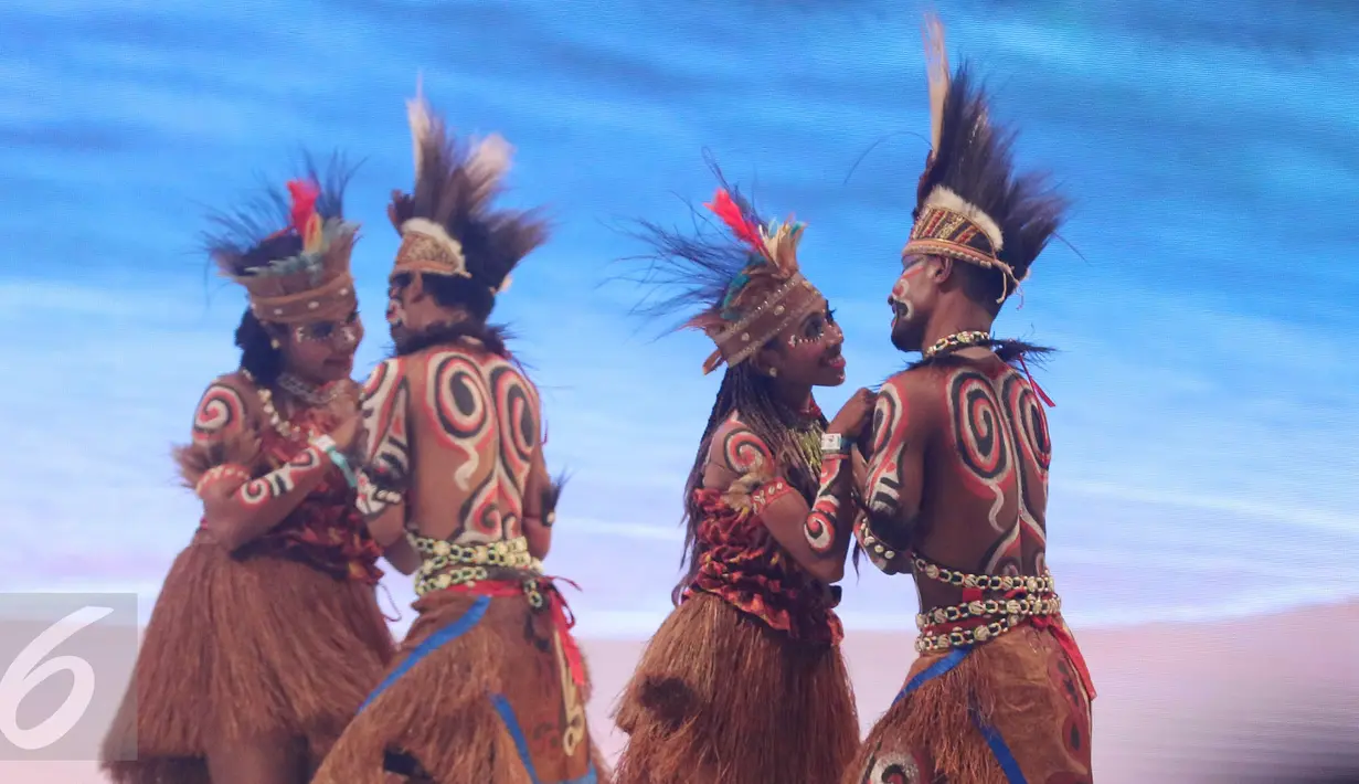 Para penari menampilkan tarian papua pada acara pembukaan TAFISA Games 2016 ke-6 di Mall Ancol Beach City, Jakarta, Sabtu (8/10/2016). Pembukaan ini di resmikan oleh Wapres Jusuf Kalla. (Liputan6.com/Herman Zakharia)