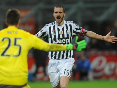 Bek Juventus, Leonardo Bonucci, merayakan kemenangan atas Inter Milan pada laga semi final Coppa Italia di Stadion Giuseppe Meazza, Rabu (3/2/2016). Kemenaangan atas Inter membawa Juventus lolos ke babak final. (EPA/Daniele Mascolo)