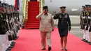Presiden Prabowo Subianto tiba di Cebu, Filipina, pada Kamis 7 Mei 2026. Tampak dalam foto, Presiden Republik Indonesia Prabowo Subianto (kiri) memberi hormat kepada pasukan kehormatan saat tiba di Bandara Internasional Mactan-Cebu menjelang kedatangannya pada Konferensi Tingkat Tinggi (KTT) ke-48 Perhimpunan Bangsa-Bangsa Asia Tenggara (ASEAN) di Cebu, Filipina, Kamis 7 Mei 2026. (Jacqueline Hernandez/POOL/AFP)