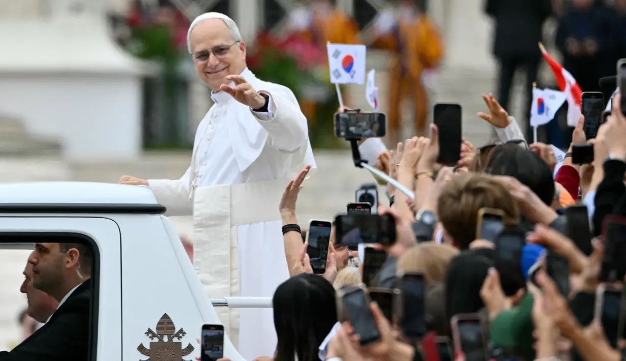 Untuk diketahui, audiensi umum mingguan merupakan Audiensi Kepausan yang diadakan setiap hari Rabu (kecuali jika Paus memiliki komitmen atau janji lain) di Lapangan Santo Petrus atau di Aula Paulus VI. (Alberto PIZZOLI/AFP)
