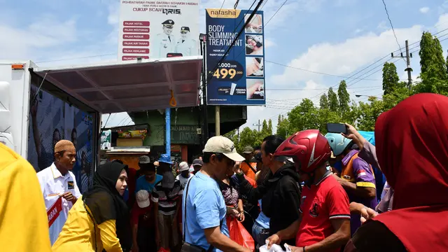 TKD Prabowo-Gibran Ponorogo membagikan nasi kotak dan susu ke warga. (Istimewa)