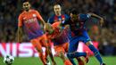 Pemain Barcelona, Neymar, berebut bola dengan pemain Manchester City, Pablo Zabaleta, dalam laga Grup C Liga Champions di Camp Nou, Barcelona, Kamis (20/10/2016) dini hari WIB. (AFP/Lluis Gene)