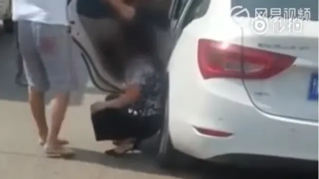 Murka, Pemuda Ini Amuk Wanita Selingkuhan Ayahnya di Jalan