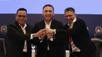 Ketum PSSI, Mochamad Iriawan dan Waketum PSSI, Iwan Budianto dan Cucu Somantri, foto bersama usai KLB PSSI di Hotel Shangri-La, Jakarta, Minggu (2/11/2019). Iwan akan memimpin PSSI selama empat tahun, dari 2019 hingga 2023. (Bola.com/M Iqbal Ichsan)