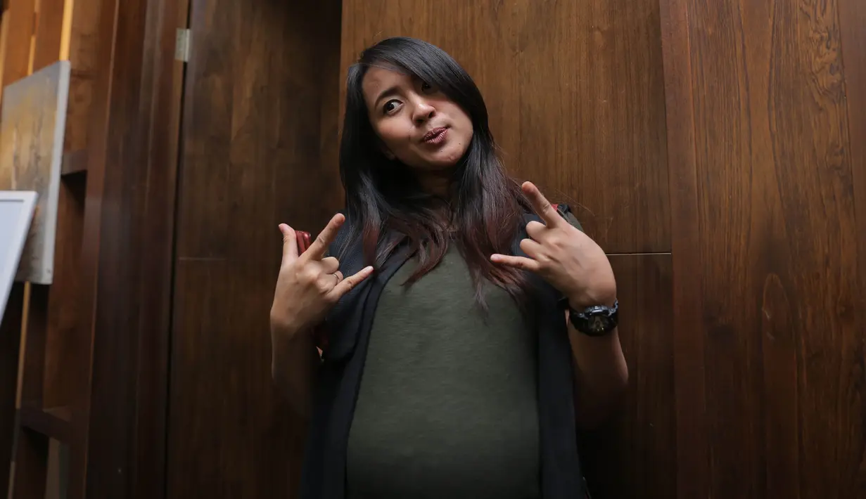 "Gerakan si baby sudah parah, merasa engap. Orang hamil kan harus tidur cepat, ini kebalikan, tidur jam 3 pagi. Pergi keluar sampai rumah jam 1. Bukan susah tidur, tapi lebih suka jalan," ujar perempuan kelahiran Makassar itu. (Andy Masela/Bintang.com)