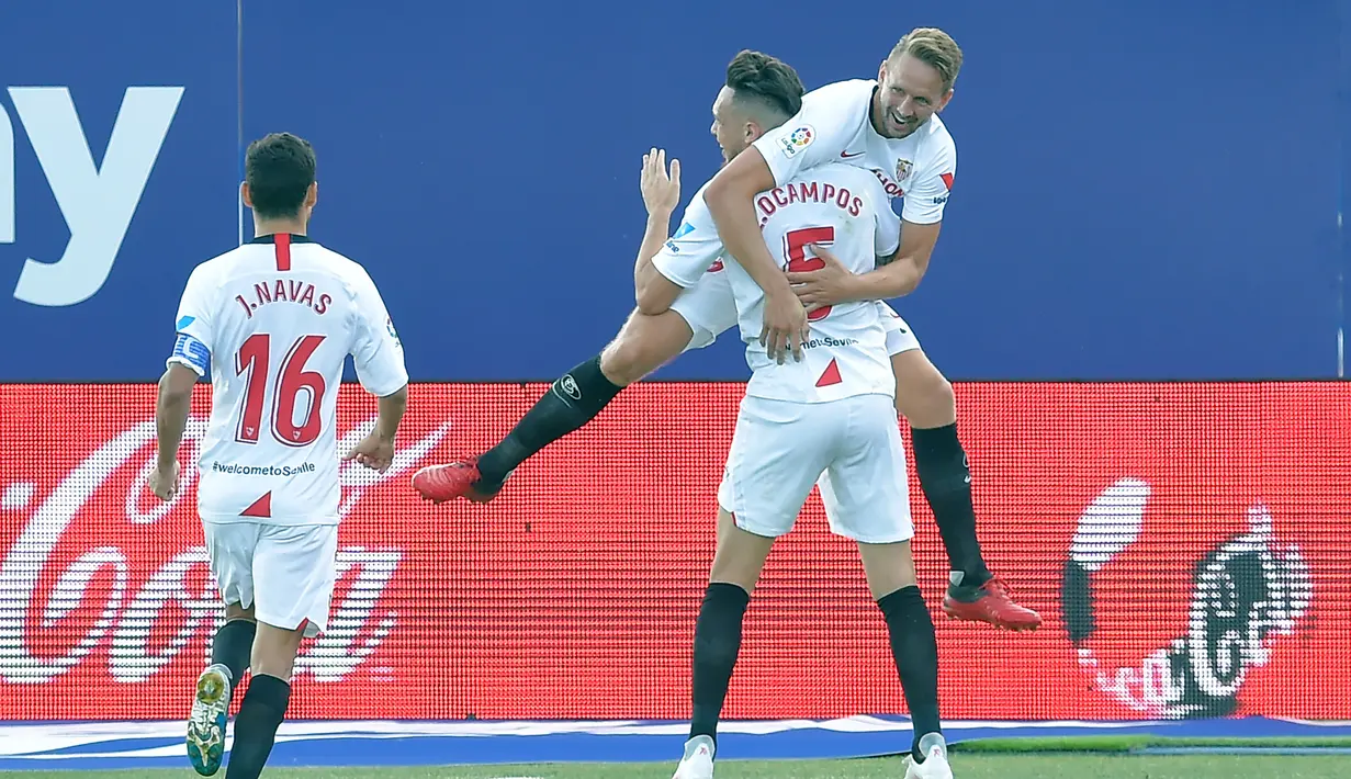 Pemain Sevilla merayakan gol yang dicetak oleh Luuk De Jong saat melawan Levante pada laga La Liga di Estadio Camilo Cano, Selasa (16/6/2020). Kedua tim bermain imbang 1-1. (AFP/Jose Jordan)