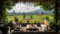 8 Inspirasi Teras Rumah Nuansa Pedesaan Modern, Teduh Menenangkan