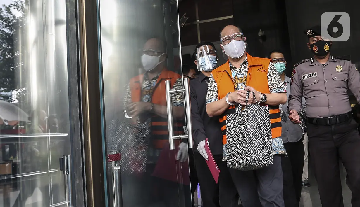Komisaris RSU Kasih Bunda Hutama Yonathan meninggalkan Gedung KPK, Jakarta, Sabtu (28/11/2020). KPK resmi menahan Komisaris RSU Kasih Bunda Hutama Yonathan sebagai tersangka suap  perizinan pengembangan Rumah Sakit Kasih Bunda Cimahi. (Liputan6.com/Johan Tallo)
