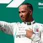 Pembalap Mercedes, Lewis Hamilton berselebrasi setelah berhasil menjuarai GP Hungaria di Sirkuit Hungaroring, Mogyorod, (29/7). Kemenangan Hamilotn menjadi yang kelima sepanjang musim ini. (AP Photo/Laszlo Balogh)