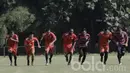 Sejumlah Pemain Persija Jakarta adu lari saat mengikuti latihan. Latihan tersebut untuk mempersiapkan kompetisi Liga 1. (Bola.com/M Iqbal Ichsan)