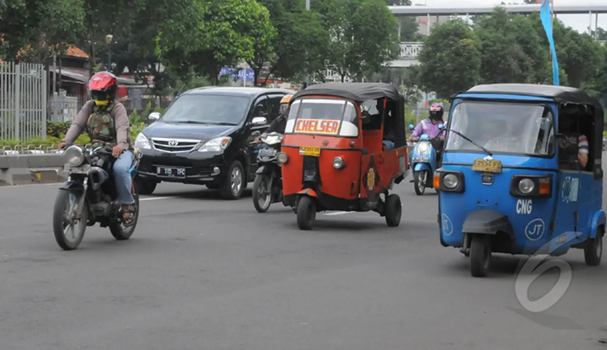 Tahun 2015 bajaj orange  dilarang melintas di kawasan DKI Jakarta. Sebagai gantinya akan dioperasikan bajaj biru yang berbahan bakar gas, Jakarta, Rabu (4/3/2015). (Liputan6.com/Herman Zakharia)