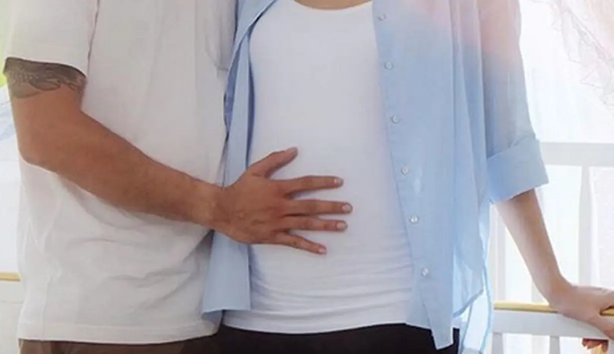 Dan masih banyak lagi ribuan komentar. Seperti diketahui, Rio Dewanto resmi mempersunting Atiqah Hasiholan sejak 2013 silam. Kini, sedang menanti kehadiran anak pertama. (Instagram/ryanogilvy)