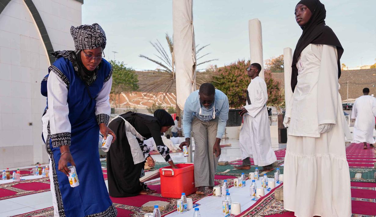 Buka puasa (Iftar) di Dakar, Senegal, merupakan momen yang kental dengan semangat komunitas dan keramahan khas setempat yang disebut Teranga. Tampak dalam foto, orang-orang bersiap untuk iftar, yaitu berbuka puasa selama bulan suci Ramadan di Dakar, Senegal, Kamis, 5 Maret 2026. (AP Photo/Misper Apawu)