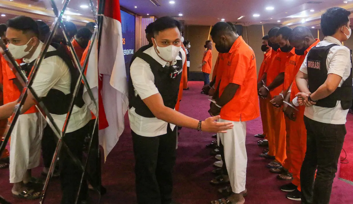 Operasi tersebut digelar secara serentak pada 10–12 Desember 2025. Tampak dalam foto, beberapa Warga Negara Asing (WNA) yang terjaring Operasi Wira Waspada 2025 diperlihatkan saat rilis di Gedung Direktorat Jenderal Imigrasi, Jakarta Selatan, Selasa (16/12/2025). (merdeka.com/Arie Basuki)
