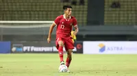 Pemain Timnas Indonesia U-17, Ji Da Bin, mengontrol bola dalam pertandingan uji coba melawan Timnas Korea Selatan U-17 yang berlangsung di Stadion Patriot Candrabhaga, Bekasi, Rabu (30/8/2023). (Bola.com/Abdul Aziz)