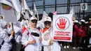 Para peserta aksi kompak mengenakan kaos dan kemeja berwarna putih yang bertuliskan, stop RUU Kesehatan. (Liputan6.com/Faizal Fanani)