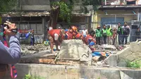 Satu keluarga yang terdiri dari ibu, ayah, dan anak meninggal setelah tertimpa tembok SPBU yang roboh di Jalan Tebet Barat Dalam Dua, Jakarta Selatan, Minggu siang (21/1/2023). (Foto: istimewa)