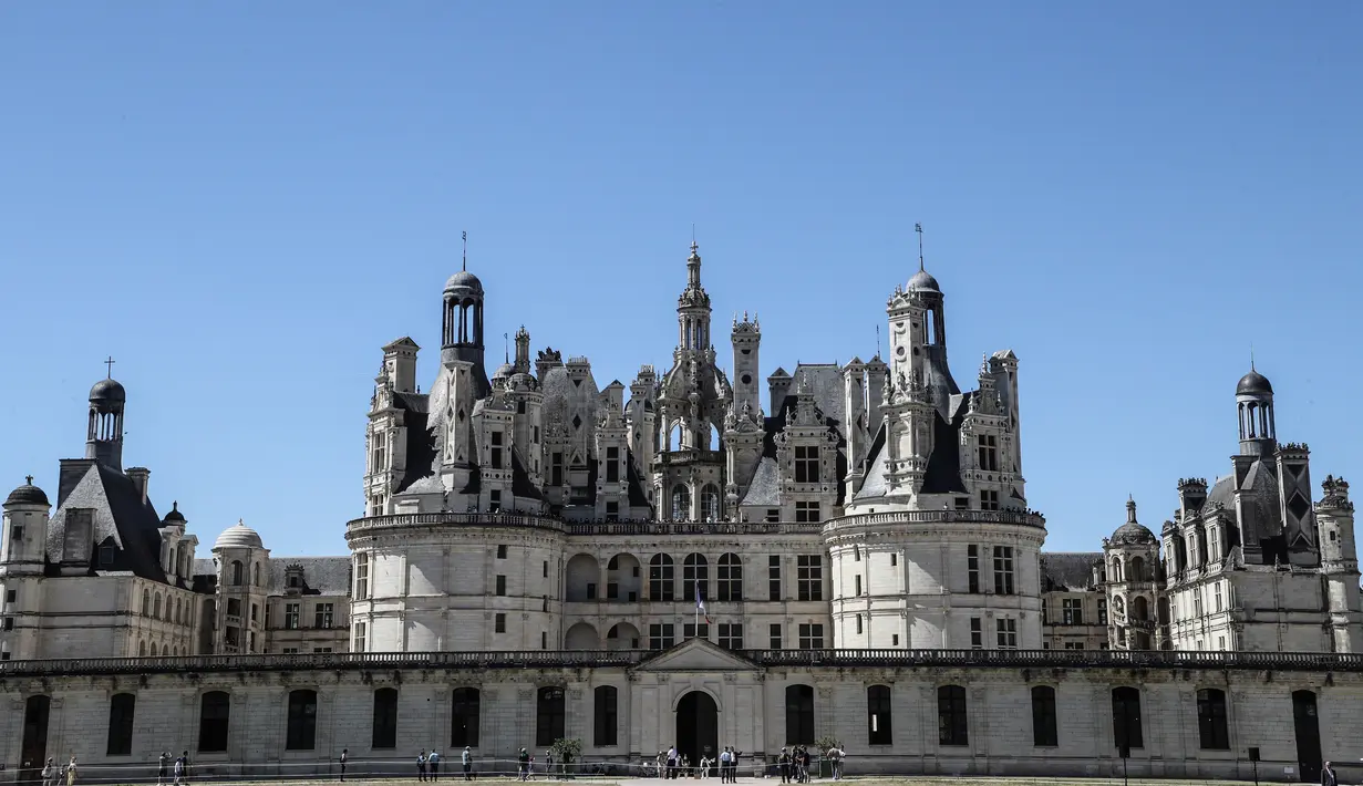 Sebuah foto pada 22 Juli 2020 menunjukkan pemandangan dari Kastil Chambord, di Chambord, Prancis. Bangunan bersejarah ini merupakan salah satu kastil terbesar di Prancis sekaligus lokasi nyata yang menginspirasi film pertama Beauty and The Beast, 26 tahun lalu. (Photo by Ludovic MARIN / AFP)