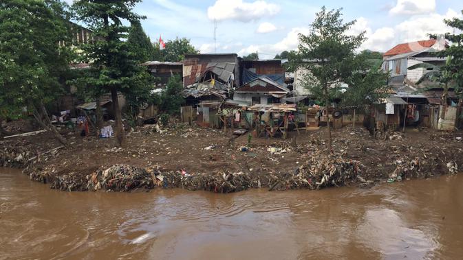 Deretan permukiman warga di bantaran Sungai Ciliwung kawasan Manggarai, Jakarta. (Liputan6.com/Immanuel Antonius)
