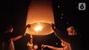 Peserta menerbangkan lampion sebagai tanda puncak perayaan Tri Suci Waisak 2566 BE/2022 di Candi Borobudur, Magelang, Jawa Tegah, Senin (16/05/2022) malam. Sebanyak 2022 lampion diterbangkan oleh biksu, umat Buddha serta wisatawan sebagai simbol harapan dan perdamaian untuk dunia. (merdeka.com/Iqbal S.Nugroho)
