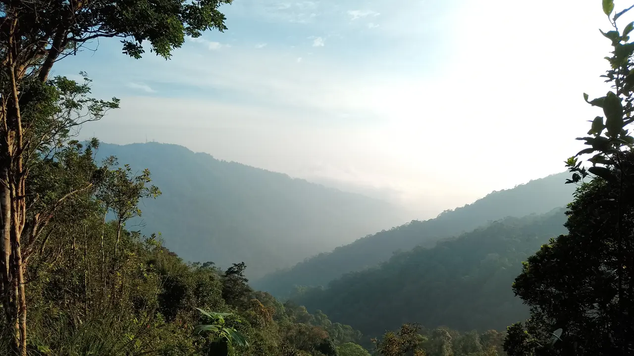 Pemandangan dari pendakian gunung di selatan Semangkok dengan nama yang hampir identik (Dan Quinn, Juli 2023)