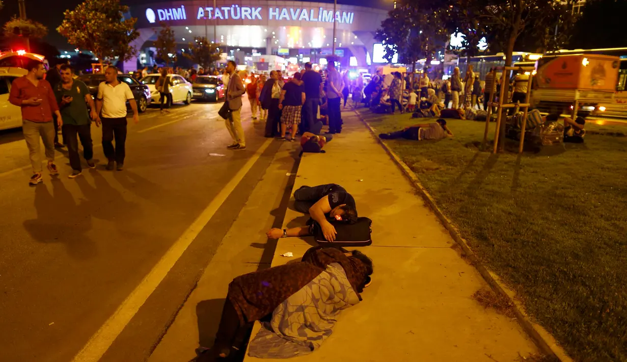 Beberapa orang tergeletak di trotoar setelah serangan bom di Bandara Atarturk, Istanbul, Turki, Selasa (28/6). Ratusan penumpang tumpah-ruah keluar dari bandara bersama barang-barang bawaan mereka, setelah ledakan tersebut. (REUTERS/Osman Orsal)
