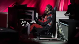 Bek Real Madrid, Sergio Ramos tersenyum saat bersiap untuk balapan di simulator Formula E selama sebuah acara promosi di Madrid, Spanyol, (23/11). (AP Photo / Paul White)