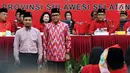 Pasangan Cagub dan Cawagub Sulawesi Selatan, Nurdin Abdullah (kanan) dan Sudirman Sulaiman saat diperkenalkan Ketum PDIP Megawati Soekarno Putri, Jakarta, Minggu (15/10). Megawati juga mengumumkan Cagub dan Cawagub Jatim. (Liputan6.com/Helmi Fithriansyah)