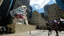 Balon penari balet karya seniman Jeff Koons, di Rockefeller Center, New York City, AS, Jumat (12/5). Keberadaan balon penari balet menjadi ajang foto pengunjung Rockefeller Center. (Spencer Platt / Getty Images / AFP)