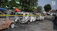 Garis polisi terpasang pada sejumlah kendaraan yang terbakar di sekitar asrama Brimob Jalan KS Tubun, Petamburan, Jakarta Barat, Rabu (22/5/2019). Diketahui kerusuhan terjadi di lokasi tersebut, buntut demo depan gedung Bawaslu yang berujung ricuh. (Liputan6.com/Faizal Fanani)