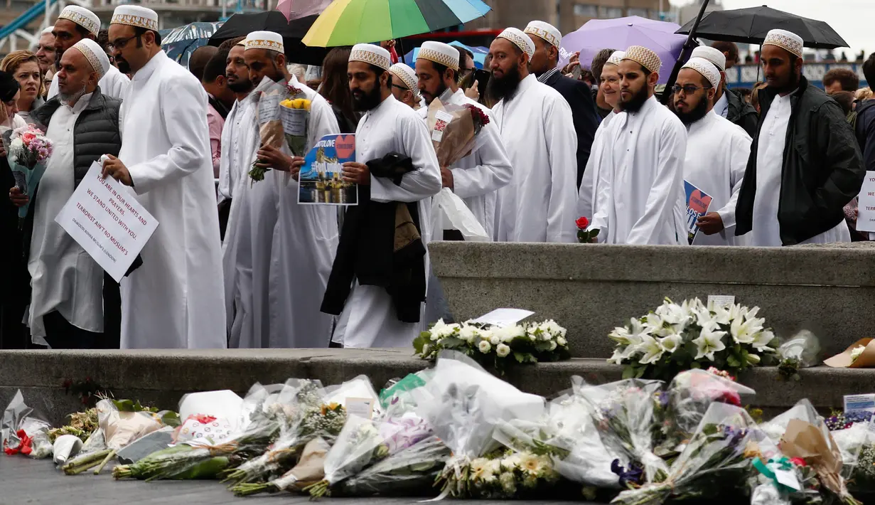 Komunitas muslim usai menghadiri acara penghormatan bagi korban teror di Potters Field Park, London, Senin (5/6). Mereka mengenang dan mendoakan korban serangan teror di London Bridge dan Borough Market yang menewaskan 7 orang (DANIEL LEAL-OLIVAS/AFP)